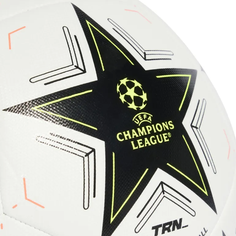 Pallone UCL training